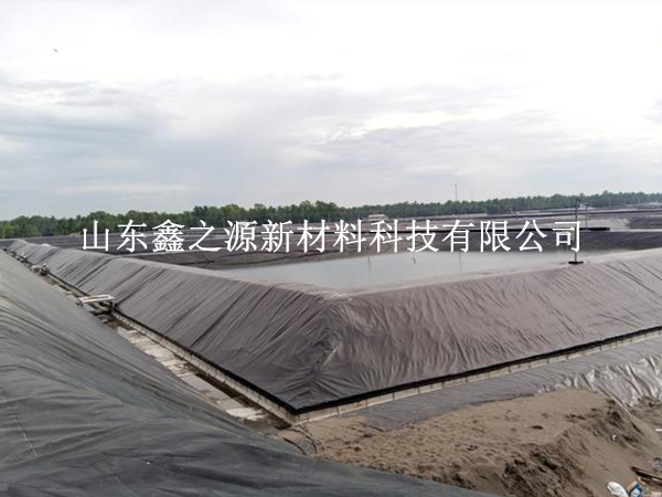 大風天氣下鋪設(shè)沼氣池黑膜的技巧：安全高效，創(chuàng)新應(yīng)對